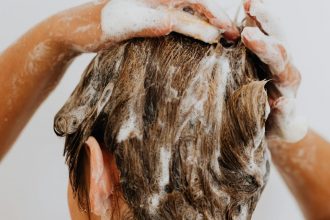 Как часто рекомендуют мыть волосы эксперты: простые советы