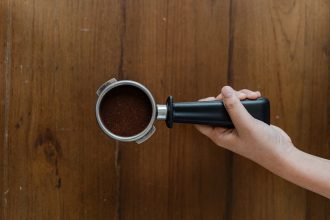 Кофейная гуща – отличная добавка к мульче, и вот почему
