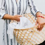 Как долго можно оставлять мокрую одежду в корзине для белья?