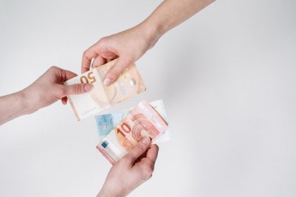 Доллар и евро подешевели: курс валют НБУ на 10 сентября 2025 года