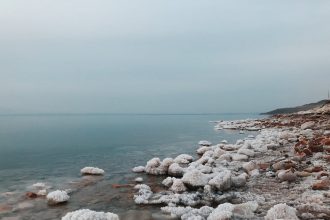 Ученые впервые зафиксировали летний «солевой снег» в Мертвом море