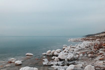 Ученые впервые зафиксировали летний «солевой снег» в Мертвом море