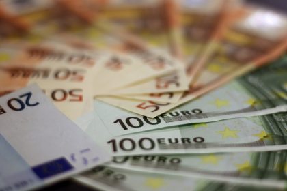 Курс валют в Украине на 9 сентября: доллар и евро подешевели и подорожали