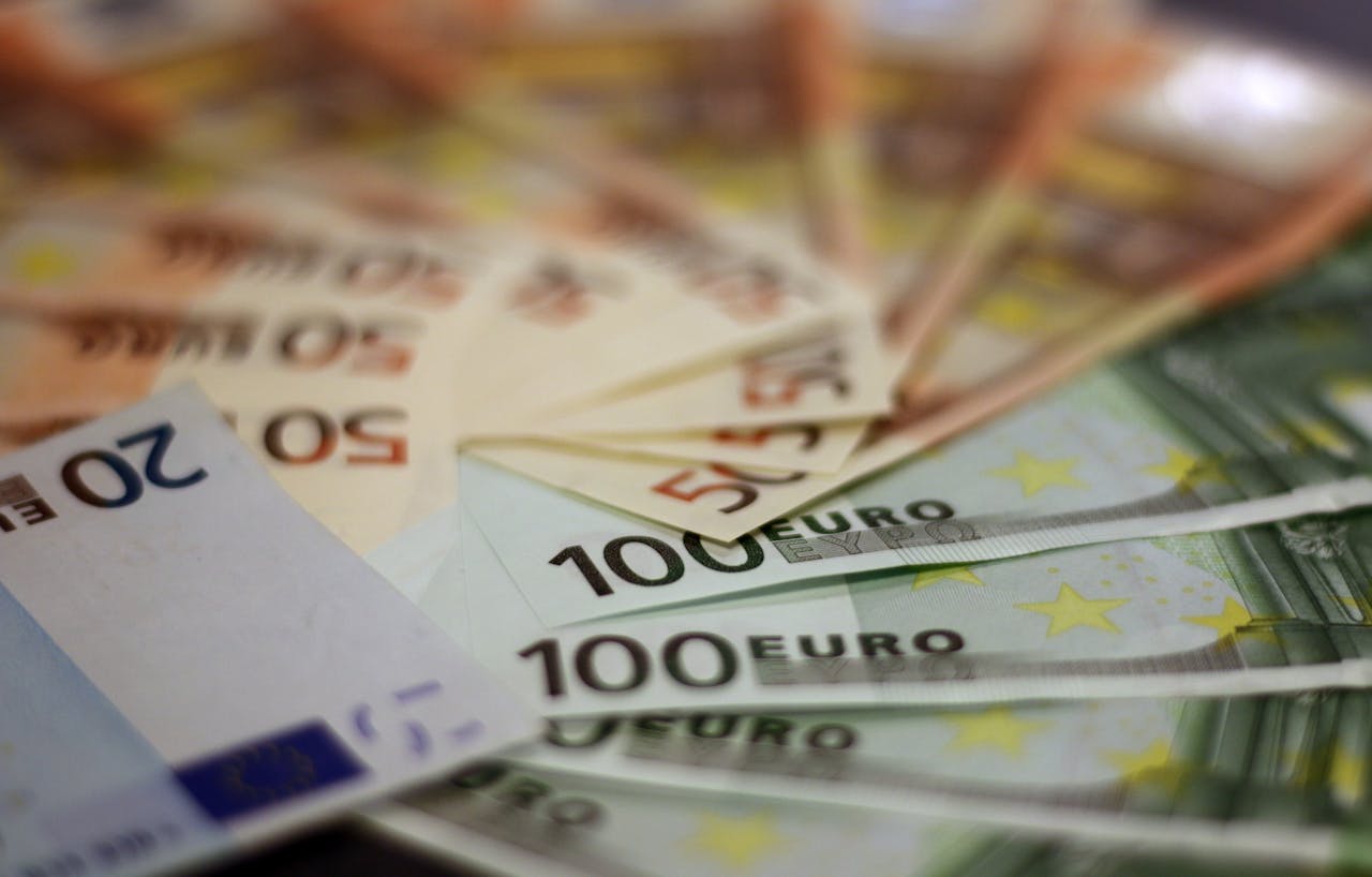 Курс валют в Украине на 9 сентября: доллар и евро подешевели и подорожали