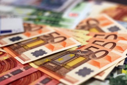 Курс валют НБУ на 30 сентября: доллар дешевеет, евро растёт