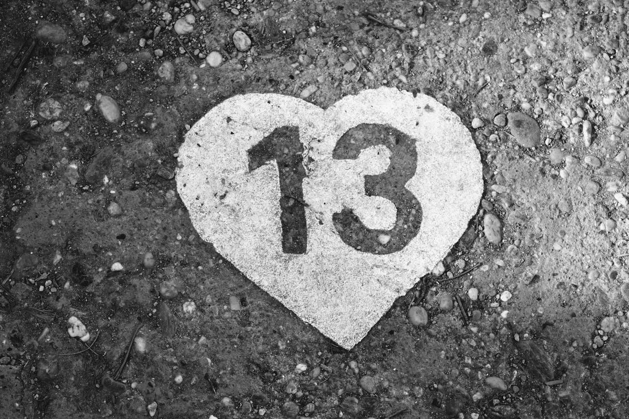 Число 13 в нумерологии: тайный смысл, мифы и влияние на судьбу
