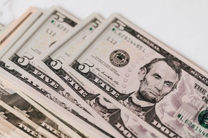 Официальный курс валют от НБУ на 22 октября: доллар и евро продолжают снижение
