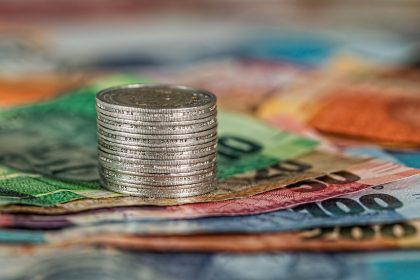 Курс валют на 15 октября: доллар укрепился, евро приближается к 48,3 грн