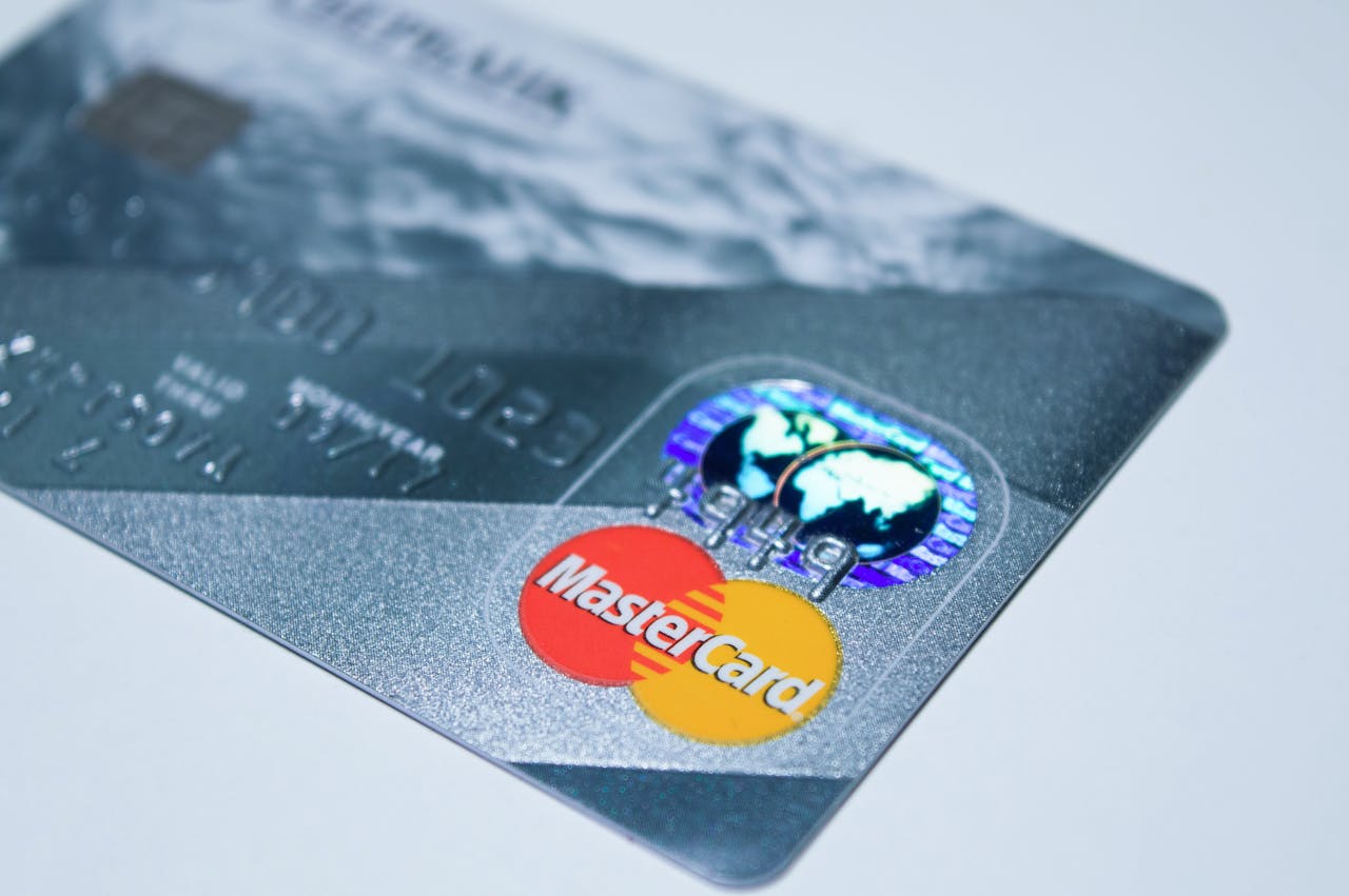 Бесплатная доставка карт ПриватБанк × Mastercard: кто может оформить и куда привезут