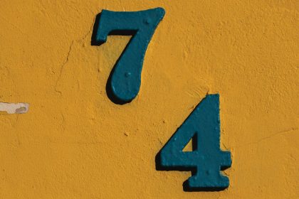 Число 74 в нумерологии: значение и влияние на любовь, карьеру и жизнь