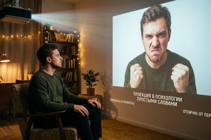 Что такое проекция в психологии простыми словами: признаки, отличие от переноса и как бороться