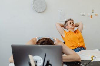 Выгорание часто начинается незаметно — сначала человек просто думает, что устал, Источник: pexels
