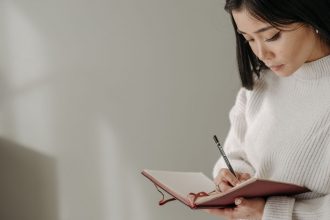 Что такое в психологии газлайтинг: признаки, причины и что делать, если вы стали его жертвой