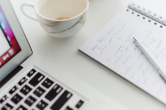 Обожаю или обажаю: как правильно пишется на русском и какое проверочное слово
