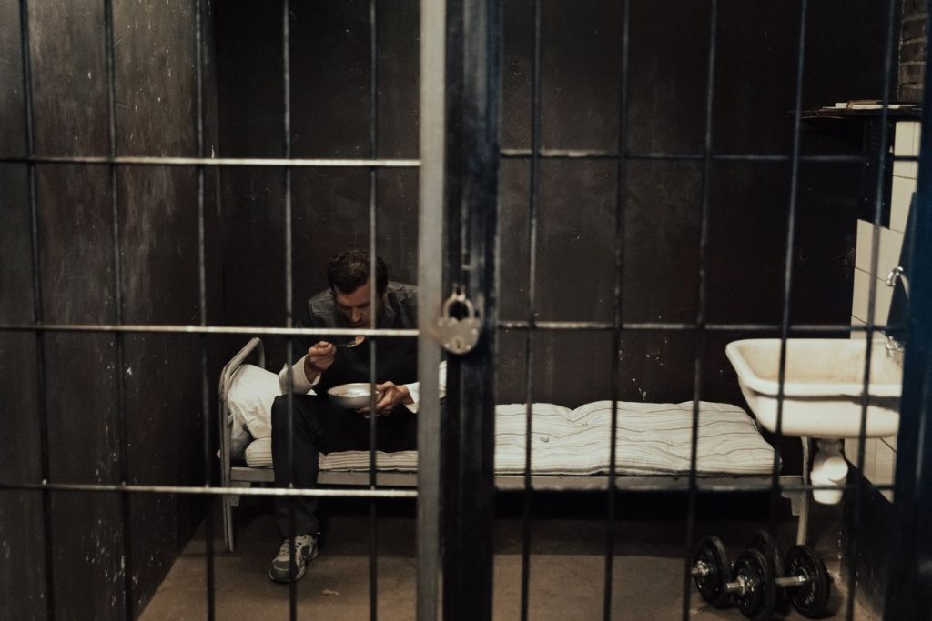 К чему снится тюрьма мужчине и женщине: значение и толкование сна из сонника