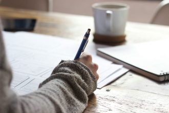 Ветренный или ветреный: как правильно пишется слово на русском