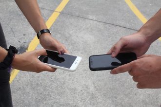 Как включить темную тему на Facebook 2026: пошаговая инструкция для телефона и ноутбука