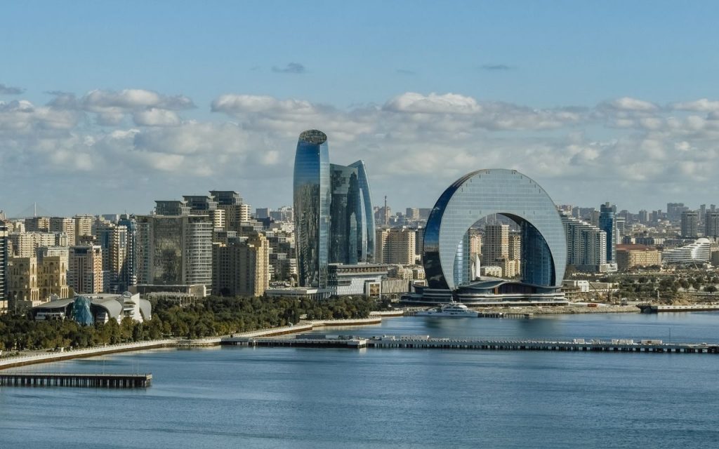 Как добраться из Украины в Азербайджан 2026: быстрые способы, цена, длительность поездки