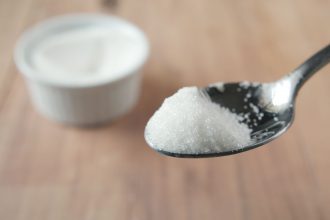 К чему рассыпать соль или сахар: значение приметы и как избежать ссоры