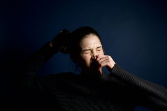Чихалка по времени и дням недели: приметы для женщин и мужчин