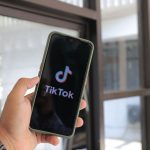 Как посмотреть историю просмотров в TikTok 2026: пошаговая инструкция для телефона и ноутбука