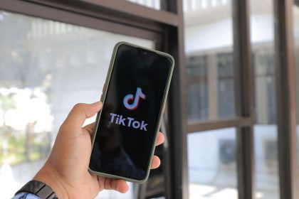 Как посмотреть историю просмотров в TikTok 2026: пошаговая инструкция для телефона и ноутбука