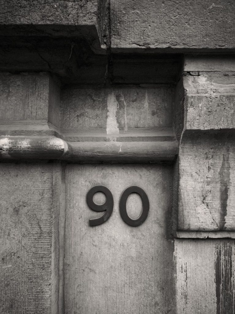 Число 90 в нумерологии: значение и влияние на любовь, карьеру и жизнь