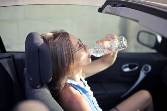 Что пить в дороге: вода, кофе или энергетики — какой напиток лучше выбрать в поездке