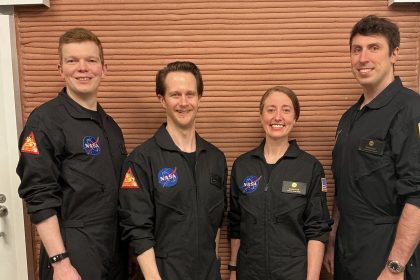 Четыре участника миссии NASA CHAPEA-2 в черных комбинезонах внутри модуля