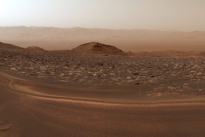 Вид на дно кратера Гейл с горы Шарп, снимок марсохода Curiosity