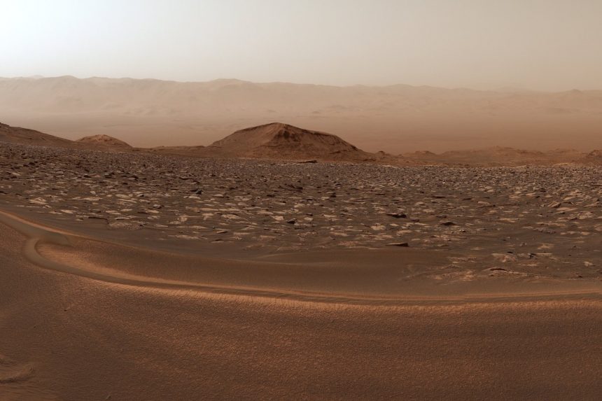 Вид на дно кратера Гейл с горы Шарп, снимок марсохода Curiosity