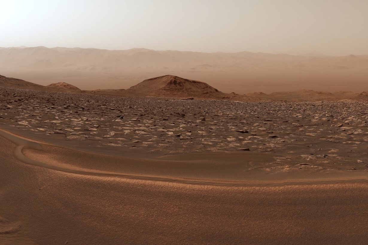 Вид на дно кратера Гейл с горы Шарп, снимок марсохода Curiosity