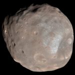 Спутник Марса Фобос на цветном снимке камеры HiRISE, кратер Стикни справа