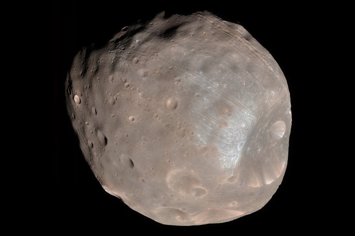 Спутник Марса Фобос на цветном снимке камеры HiRISE, кратер Стикни справа