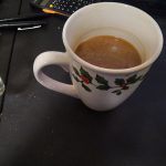 Чашка кофе со сливками на столе