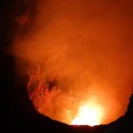 Лавовое озеро в кратере Сантьяго вулкана Масая ночью