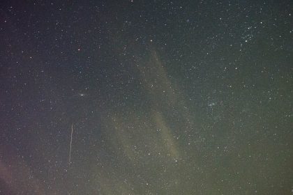 Метеор из потока Ориониды на ночном звездном небе