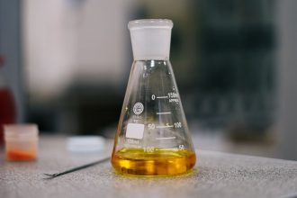 Почему моча пенится: когда это бывает безобидно и когда стоит обратиться к врачу