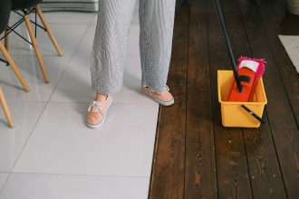 Почему нельзя мыть пол сразу после ухода гостей: что означает примета и какие неприятности она предвещает