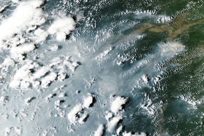 Дым от лесных пожаров над Амазонией на снимке спутника NASA Aqua 12 октября 2026 года