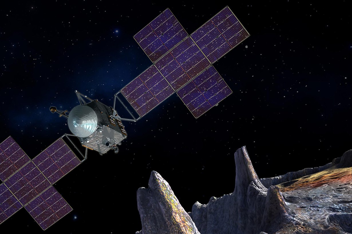 Аппарат NASA Psyche с крестообразными солнечными панелями у металлического астероида, иллюстрация