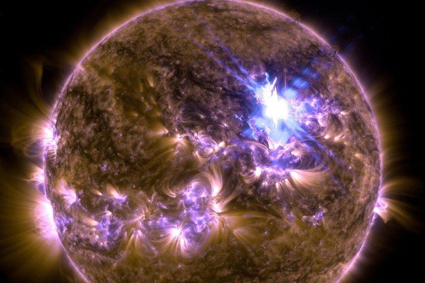 Солнечная вспышка класса X5.1 11 ноября 2025 года на снимке обсерватории SDO