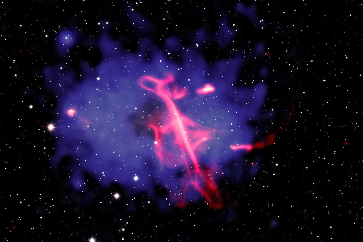 Скрипичный ключ в космосе: радиофеникс в скоплении галактик на снимке Chandra