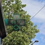 Аптечная вывеска в Париже показывает 44 °C во время жары 26 июня 2026 года