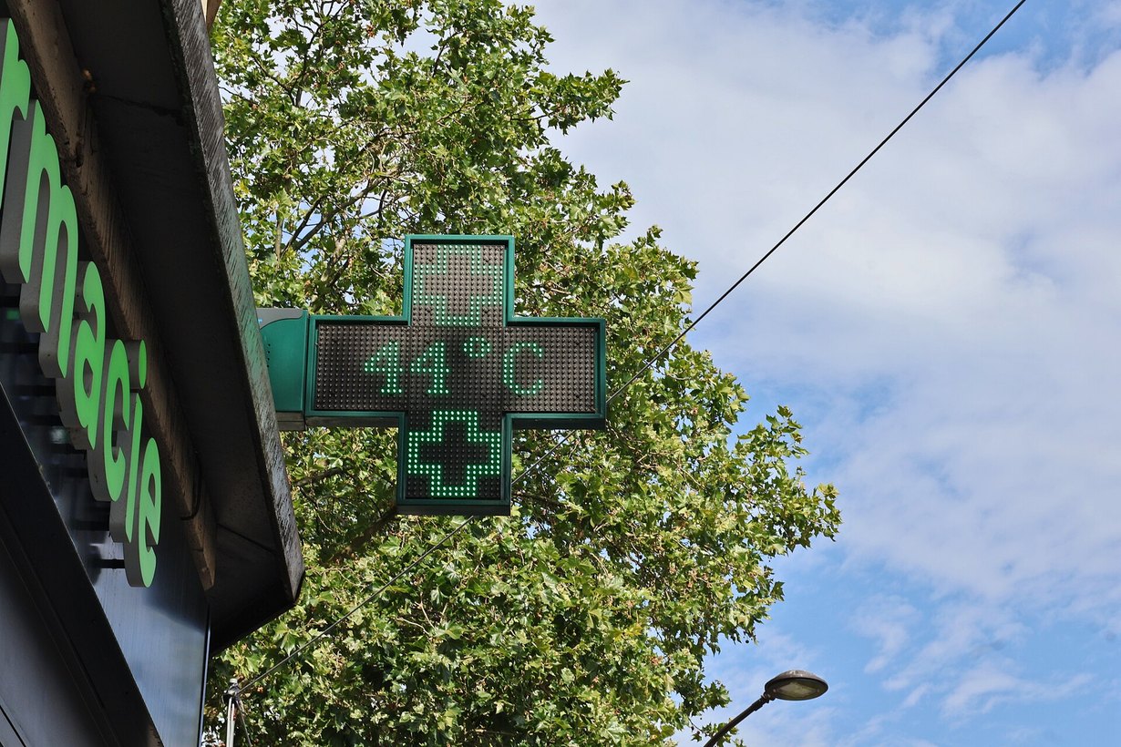 Аптечная вывеска в Париже показывает 44 °C во время жары 26 июня 2026 года